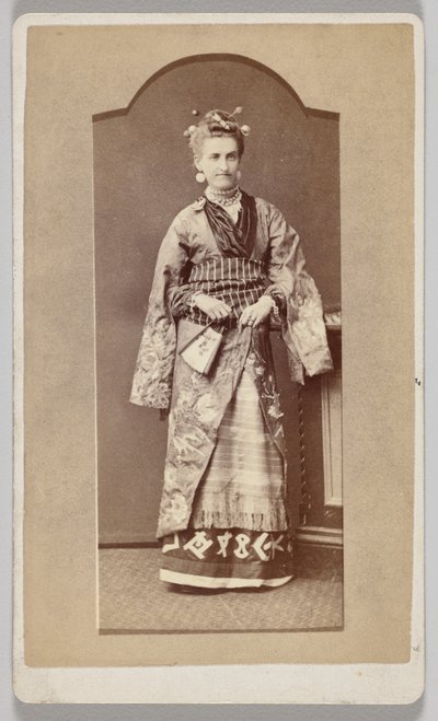 Ohne Titel (weiße Frau im japanischen Kimono mit Fächer) von Unknown artist