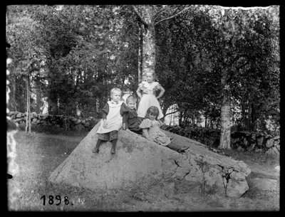 Vier Mädchen im Park des Niemenlautan-Herrenhauses von Unknown artist/maker