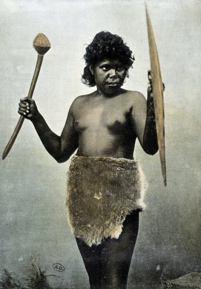 Australische Aborigine-Frau mit den Waffen ihres Mannes - Autochrome von Unknown photographer