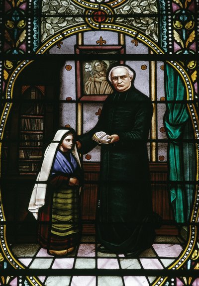 Bernadette und Abbe Peyramale, Buntglas in der Lourdes-Pfarrkirche, Languedoc-Roussillon-Midi-Pyrénées, Frankreich, 20. Jahrhundert von Unknown photographer