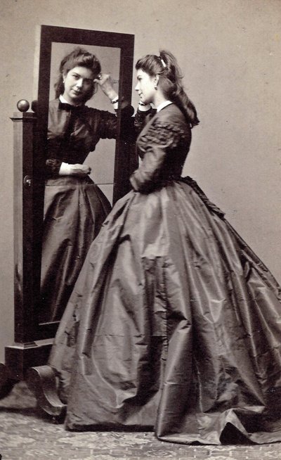 Franziska Feifalik geb. Rösler, Rössler oder Angerer, bekannt als Fanny von Unknown photographer