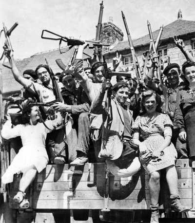 Französische Partisanenschützen befreien ein Dorf in der Normandie, Juni-Juli 1944 von Unknown photographer