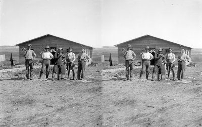 Gruppenporträt jüdischer Siedler auf einem Kibbuz in Palästina, ca. 1923 von Unknown photographer