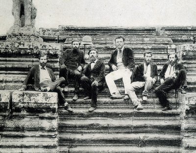 Gruppenporträt der Mitglieder der Mekong-Expedition 1866-1868 (Garnier, Doudart de Lagrée) auf den Stufen von Angkor Wat von Unknown photographer