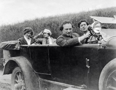 Helene Berg, Alma Mahler, Franz Werfel und Alban Berg im Auto fotografiert von Unknown photographer