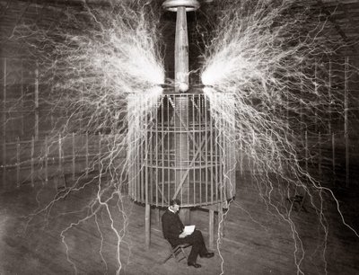 Nikola Tesla sitzt in seinem Labor in Colorado Springs mit seinem „Vergrößerungssender“ von Unknown photographer