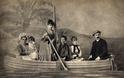 Porträt einer Familie mit einem Fotografen, inszeniert in einem Boot. Fotografie, Ende des 19. Jahrhunderts, Paris. Sammlung Selva. von Unknown photographer