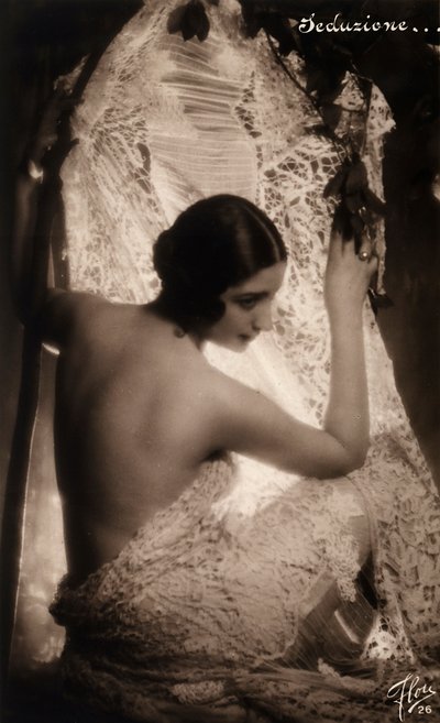 Porträt einer jungen Frau, gehüllt in ein weißes Spitzenkleid von Unknown photographer