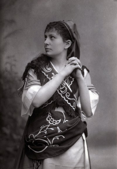 Porträt der Sopranistin Elisabeth Janvier in „Le Tribut de Zamora“ von Charles Gounod im Jahr 1881. von Unknown photographer