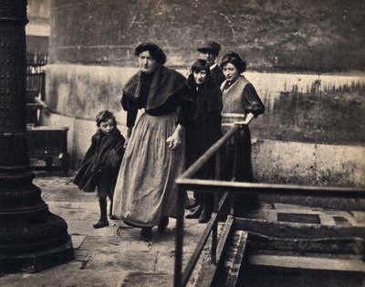 Szene einer Familie, die in Paris vertrieben wurde. Fotografie, Ende des 19. Jahrhunderts, Paris. Sammlung Selva. von Unknown photographer