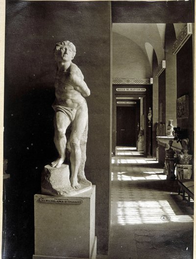 Der Louvre und „Der Gefangene“ von Michelangelo Buonarroti genannt Michel Ange (Michelangelo oder Michelangelo) von Unknown photographer