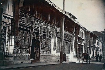 Ansicht von Gebäuden entlang einer Straße in China von Unknown photographer