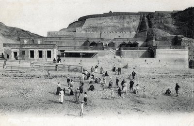 Ansicht des Strandes von Mesnil Val mit Kasino und Terrassen, Manche, Normandie von Unknown photographer