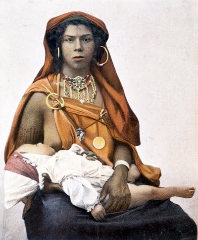 Junge Berberin stillt ein Baby. Fotografie aus dem 19. Jahrhundert von Unknown photographer