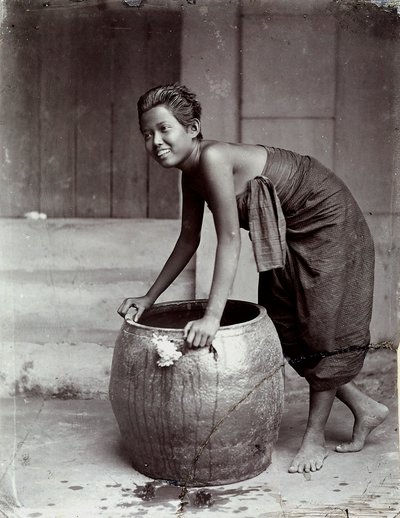 Junge lächelnde thailändische Frau, die einen großen Behälter schiebt von Unknown photographer