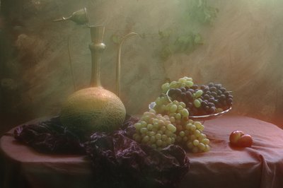Vernebelte Trauben und Krug von UstinaGreen