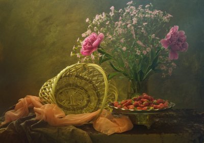 Rosa Pfingstrosen und Erdbeeren von UstinaGreen