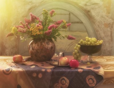 Warmes Blumen- und Fruchtstillleben von UstinaGreen