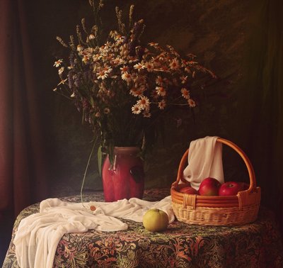 Wildblumen und Apfel Stillleben von UstinaGreen