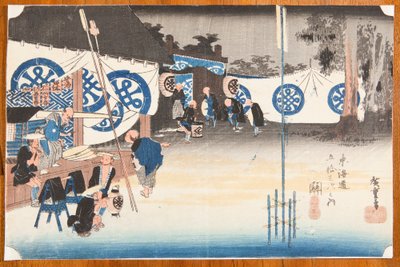 Seki. Frühe Abreise aus dem Gasthaus / Seki Honjin hayadachi, aus der Serie: Dreiundfünfzig Stationen der Tokaido-Straße / Tokaido gojusan tsugi no uchi von Utagawa Hiroshige