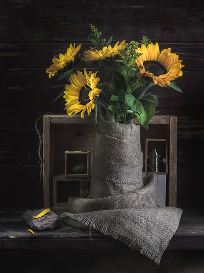 Rustikales Sonnenblumen-Stillleben von Vadim Kulinsky