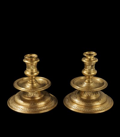 Paar Kerzenhalter aus graviertem Messing, mit späterer Überarbeitung, Vergoldung und Hinzufügung von abnehmbaren Einsätzen und Holzsockeln, 1500-25 von Venetian School