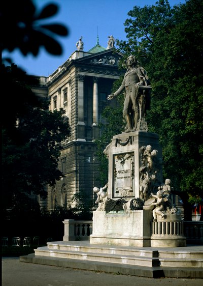 Denkmal zu Ehren des österreichischen Komponisten Wolfgang Amadeus Mozart (1756-1791) in Wien, Burggarten, Österreich von Victor Tilgner