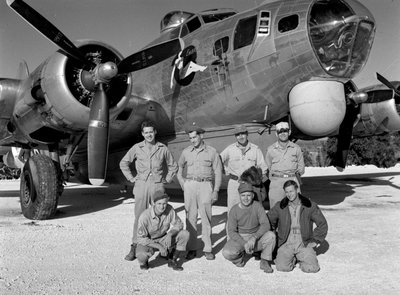 B-17 Crew während des Trainings für Luftaufklärungsmissionen im Zweiten Weltkrieg von Volkmar Wentzel
