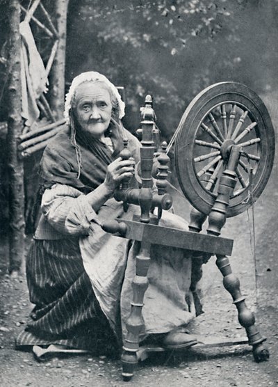 Eine alte irische Frau an ihrem Spinnrad, 1912 von W. Lawrence