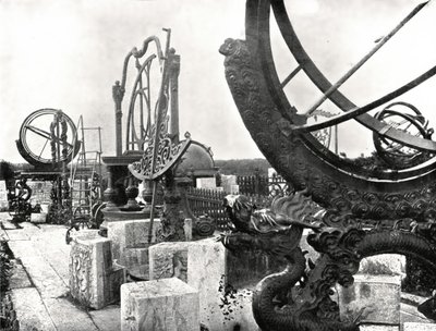 Einige Instrumente auf dem Observatorium, Peking, China, 1895 von W and S Ltd