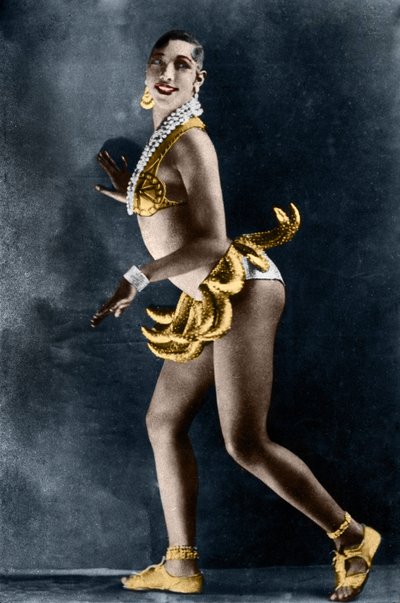 Josephine Baker (1906-1975) im Jahr 1925 in der Revue Negre im Theatre des Champs-Elysees (Champs Elysees), mit ihrem Bananengürtel. Fotografie von Lucien Walery (1863-1935). von Walery