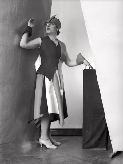 Porträt von Anita Pezzoni in einem Kleid, entworfen vom Maler Marcello Clarion von Wanda Wulz