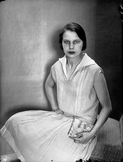 Porträt von Marion Wulz mit einem Kleid von Anita Pittoni, ca. 1930 von Wanda Wulz