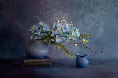 Elegantes Blaues Hortensien-Stillleben von Wendy Xu