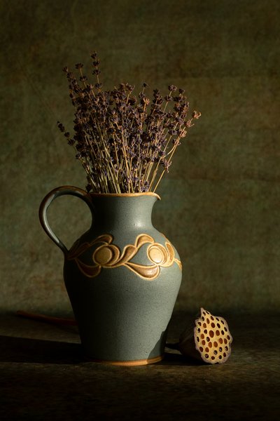 Ruhiges Lavendel-Stillleben von Wendy Xu