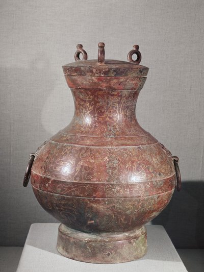Gefäß aus dem Grab von Prinz Liu Shang (Bronze mit Gold und Silber eingelegt) von Western Han Dynasty Chinese School