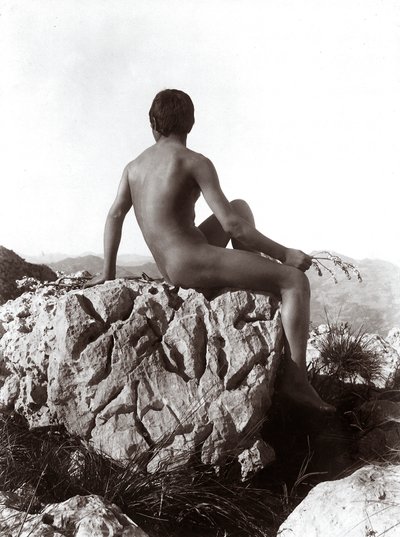 Junger Mann auf einem Felsen posierend von Wilhelm Baron von Gloeden