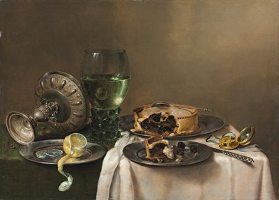Prunkstillleben mit einem Römer, einer umgedrehten Silberschale, einer halb geschälten Zitrone auf einem Zinnteller, mit einer Pastete, einer Uhr und einem Messer von Willem Claesz. Heda