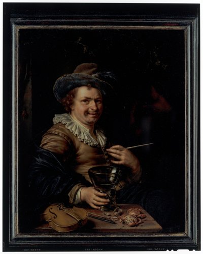Ein Mann hält eine Klapp-Pfeife und einen Römer, sitzt an einem Tisch, auf dem eine Geige und Krebse liegen von Willem Van Mieris