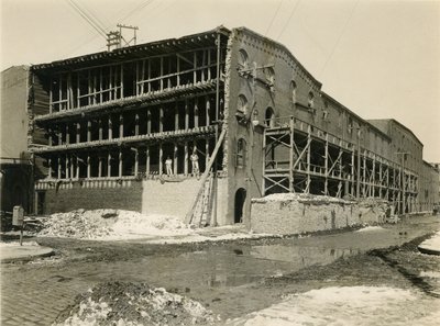 Baustelle, zwei Männer stehen in der offenen Seite eines Lagergebäudes; Robbins und Ripley Ingenieure und Auftragnehmer, 23. März 1916 von William Davis Hassler