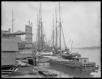 Docks und Boote an einem unbekannten Ufer, möglicherweise Harlem River, Inwood, New York, ca. 1910 von William Davis Hassler