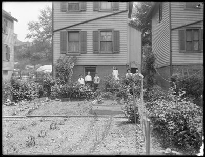 Familie posiert neben ihrem Gemüsegarten im Hinterhof, Inwood, New York, ca. 1910 von William Davis Hassler