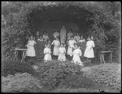 Abschlussklasse von Mädchen aus dem römisch-katholischen Waisenhaus vor der Grotte mit ihren Diplomen, 1912 von William Davis Hassler