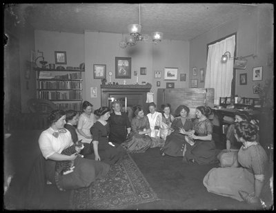 Harriet E. Hassler mit einer Gruppe junger Frauen, 206 W. 13th Street, New York von William Davis Hassler