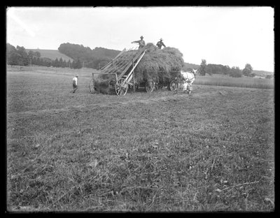 Heuwagen, Landarbeiter und Kinder, die Apparatur zum Heben des Heus zeigen, McCready Farm, Crawford County, Pennsylvania, ca. 1913 von William Davis Hassler