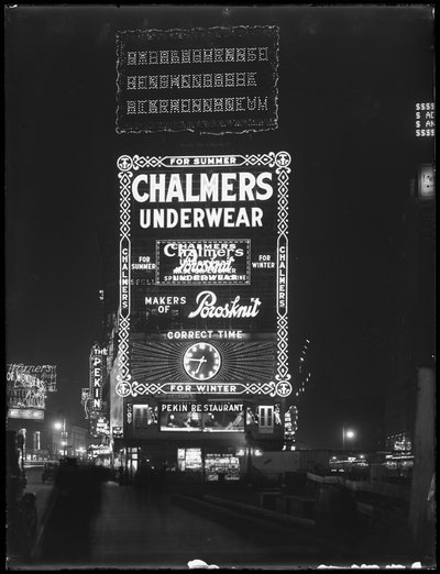 Beleuchtetes Schild für Chalmers Unterwäsche, New York City, 6. Januar 1917 von William Davis Hassler