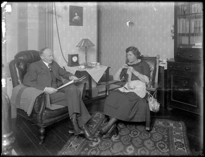 Mr. und Mrs. Austin Norris in einem nicht identifizierten Wohnzimmer, ca. 1912 von William Davis Hassler