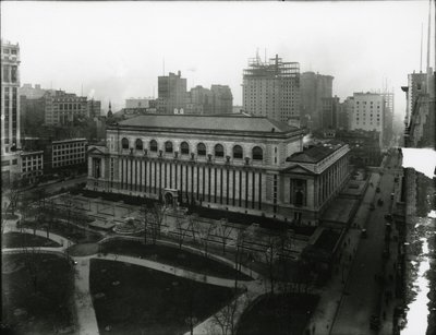 New York Public Library und Bryant Park, ca. 1910-21 von William Davis Hassler