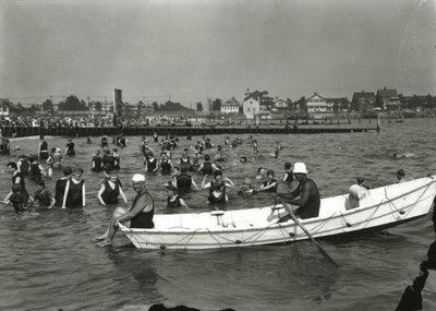 Ruderboot und Schwimmer im Wasser, Coney Island, ca. 1910-21 von William Davis Hassler
