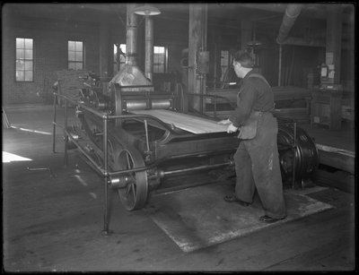 Laufendes Holz für die Sargherstellung durch eine Doppelflächenhobelmaschine, Oneida, New York, 3. April 1916 von William Davis Hassler